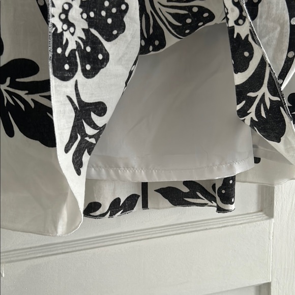 Black and White A-Line PleatedSkirt with subtle metallic silver dots. Size M - Picture 7 of 8